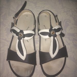 Barefoot freedom black and white sandal size 9w